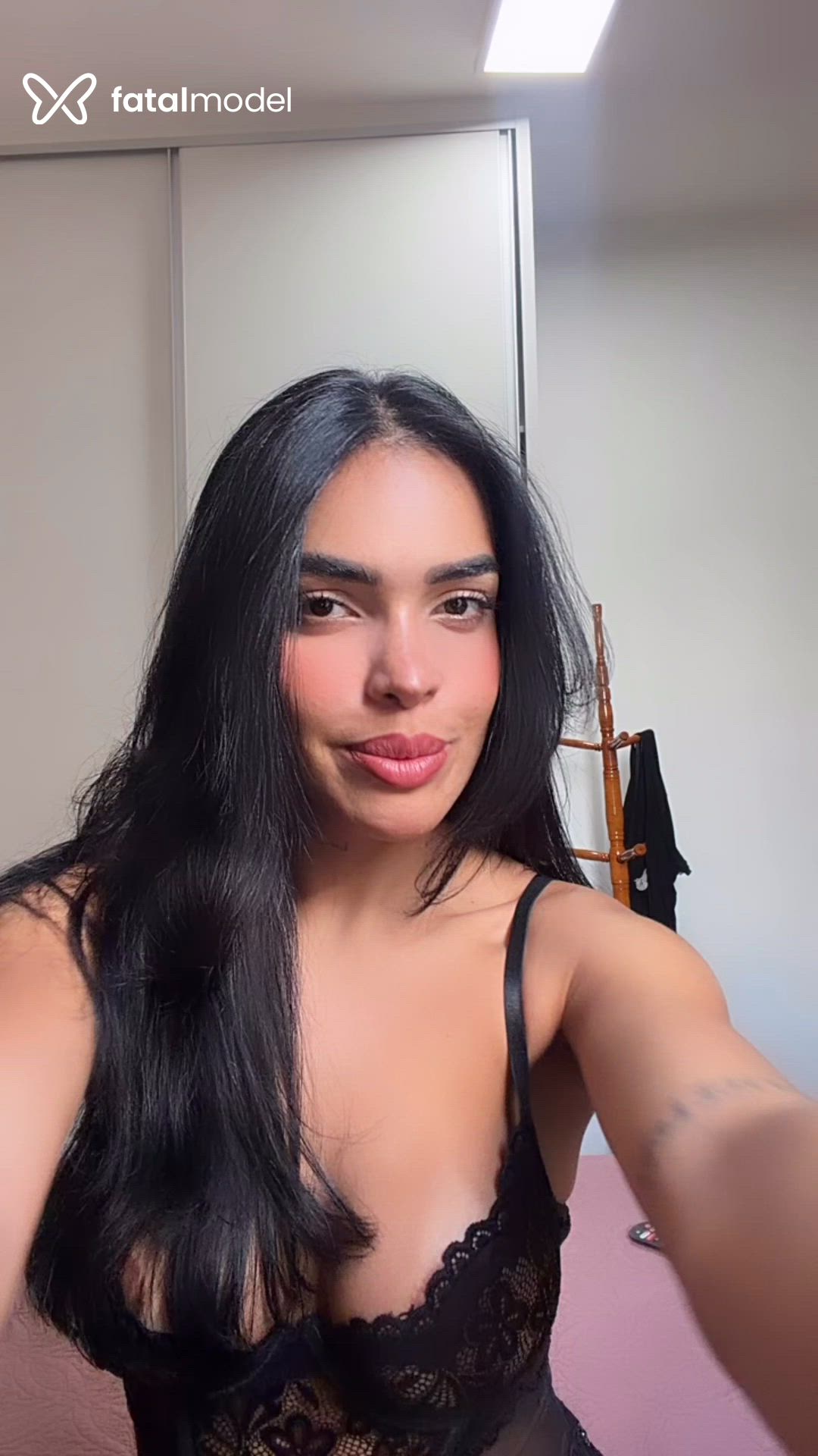Acompanhante mulher morena (o) de olhos castanhos - Júlia