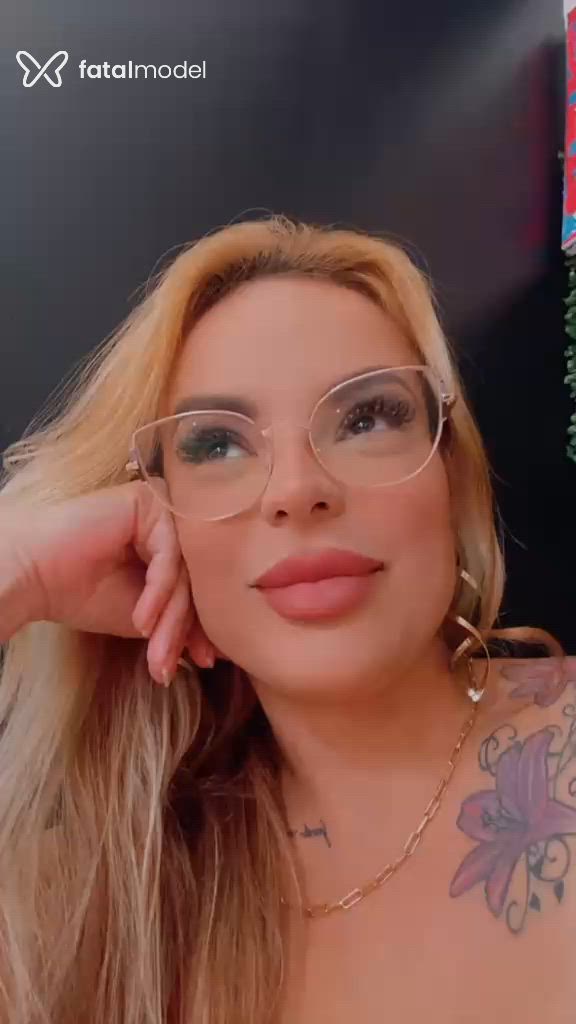 Acompanhante mulher loira (o) de olhos castanhos - Gabby Andrade