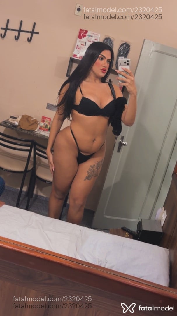 Acompanhante mulher trans morena (o) de olhos pretos - Laura Beatriz