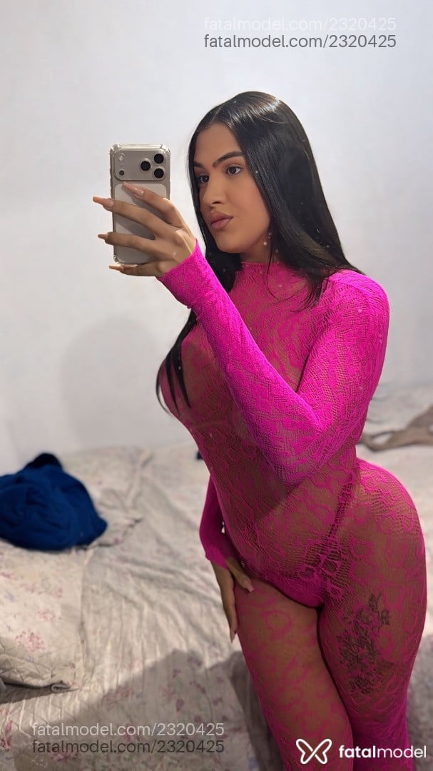 Acompanhante mulher trans morena (o) de olhos pretos - Laura Beatriz