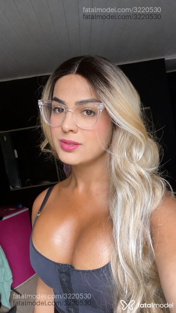 Acompanhante mulher trans loira (o) de olhos castanhos - Kauany Custódio