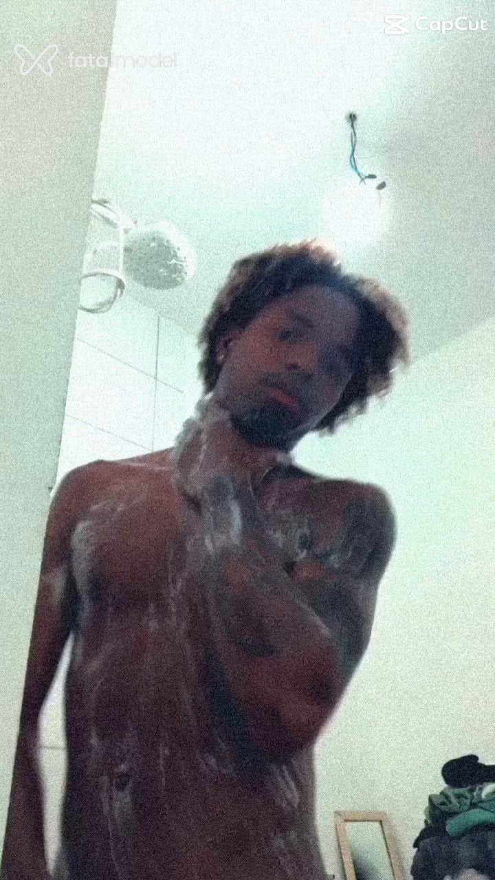 Acompanhante homem com cabelo castanho de olhos castanhos - Endrik