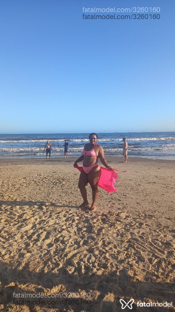 Acompanhante mulher loira (o) de olhos pretos - Operadora