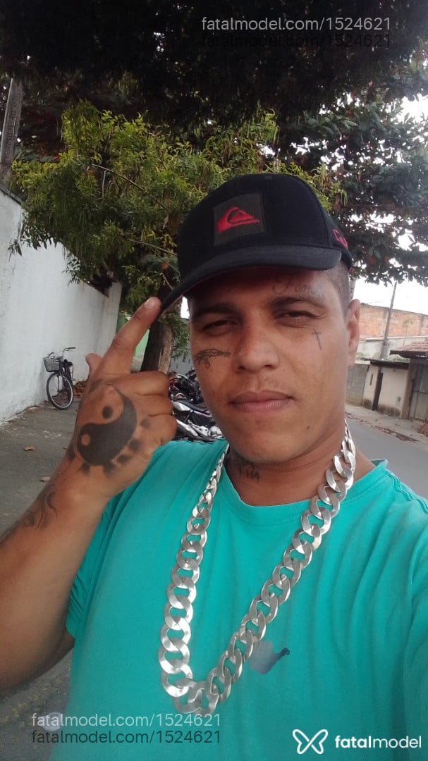Acompanhante homem com cabelo castanho de olhos castanhos - João