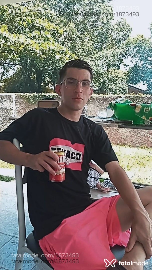 Acompanhante homem com cabelo castanho de olhos castanhos - Leonardo