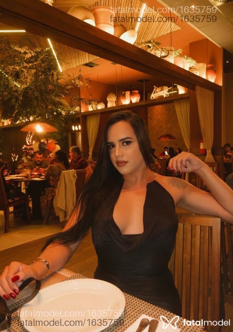 Acompanhante travesti morena (o) de olhos pretos - Laura