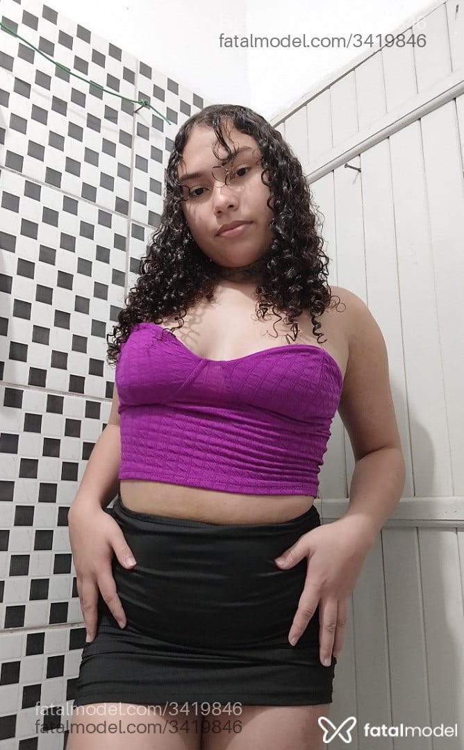 Acompanhante mulher com cabelo castanho de olhos pretos - Lari Silvaa