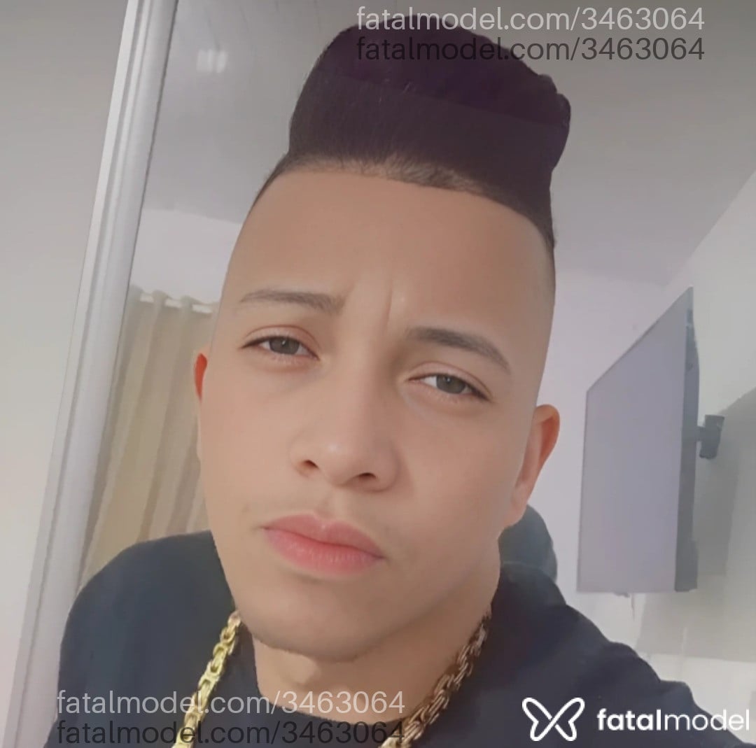 Acompanhante homem com cabelo castanho de olhos castanhos - Diego
