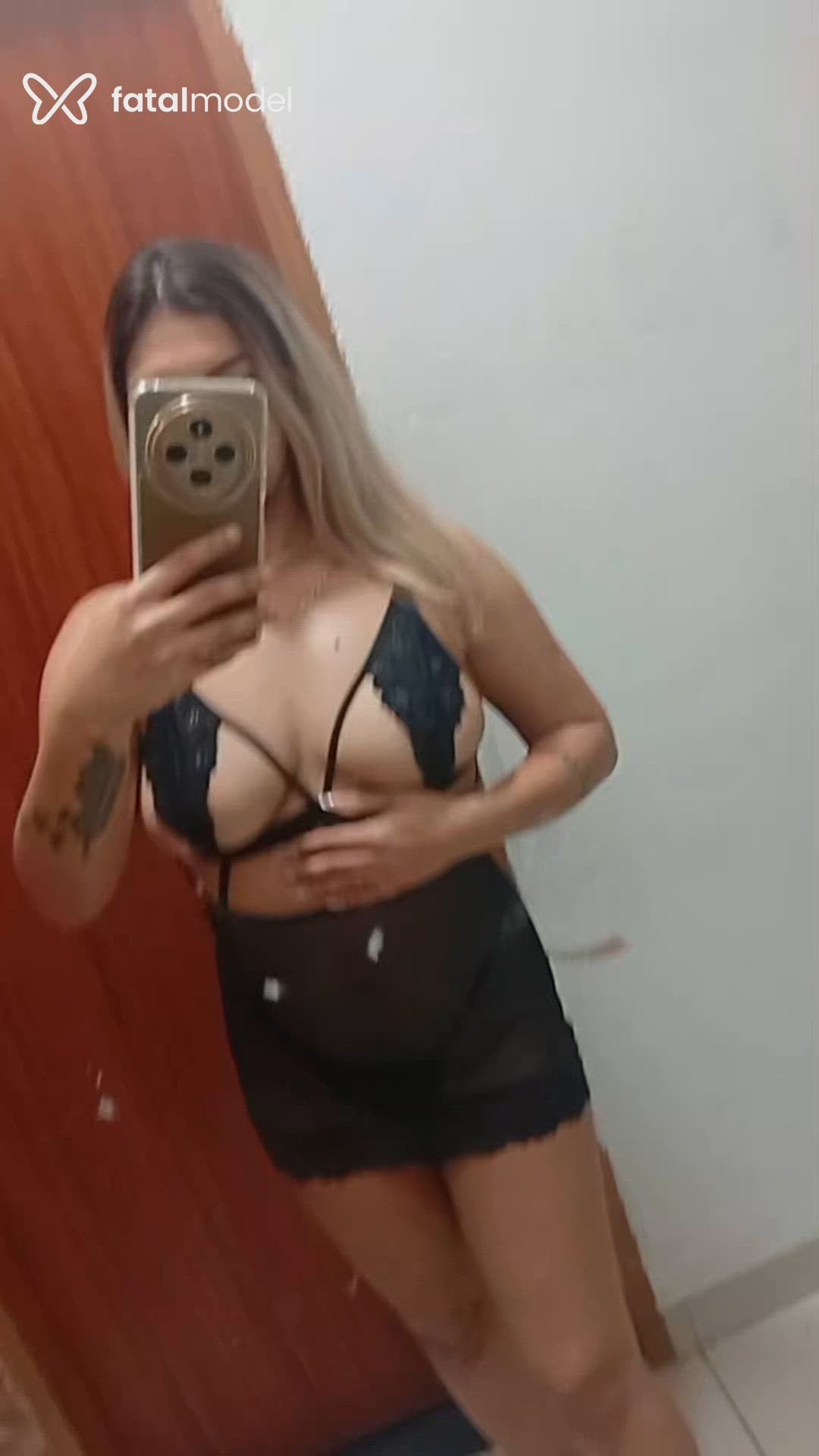 Acompanhante mulher loira (o) de olhos castanhos - Stefanny
