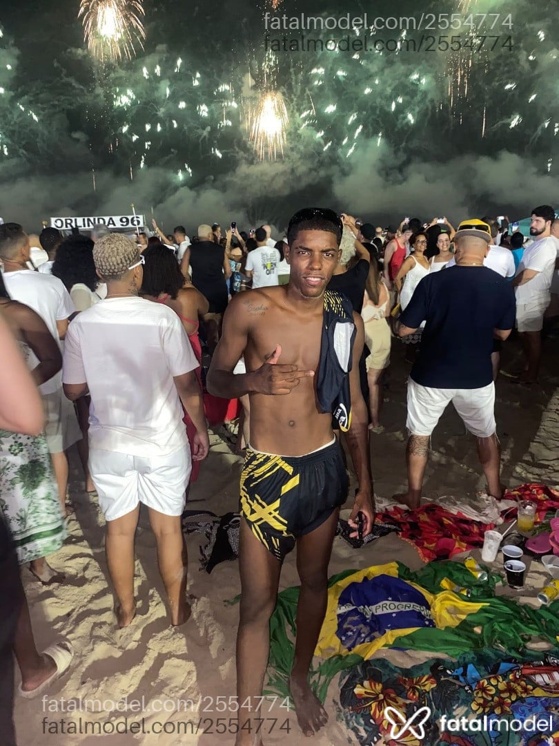Acompanhante homem morena (o) de olhos pretos - Talarico
