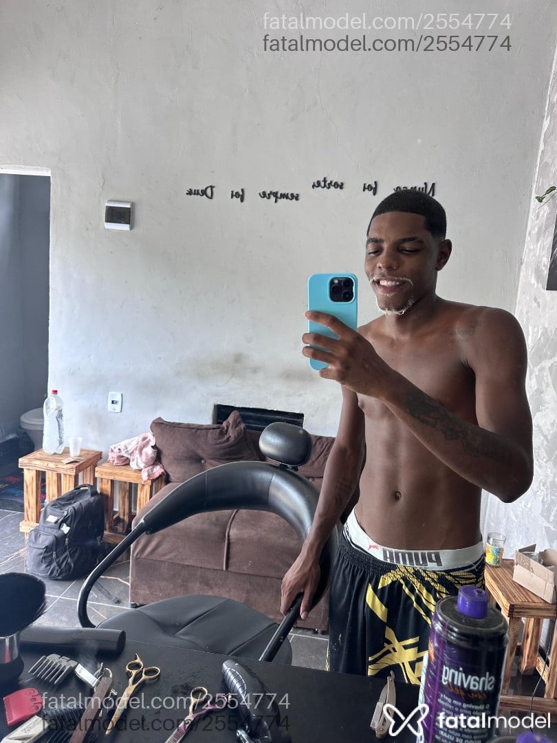 Acompanhante homem morena (o) de olhos pretos - Talarico