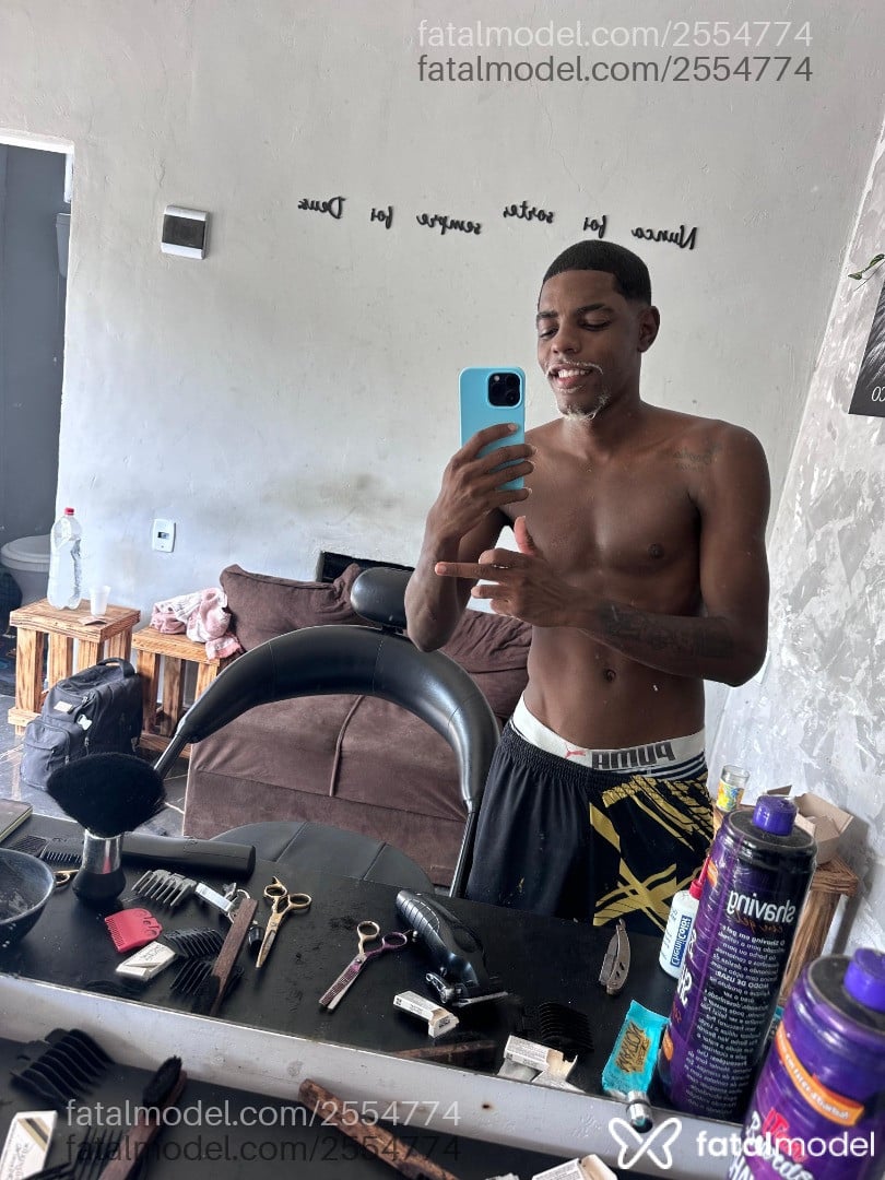 Acompanhante homem morena (o) de olhos pretos - Talarico