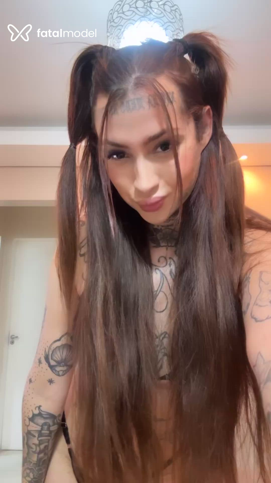 Acompanhante mulher trans morena (o) de olhos castanhos - Jullia Carvalho