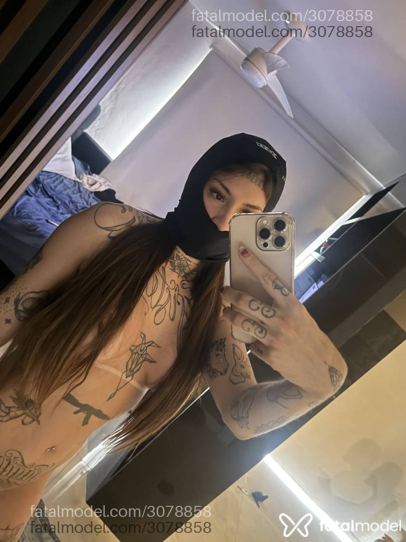 Acompanhante mulher trans morena (o) de olhos castanhos - Jullia Carvalho