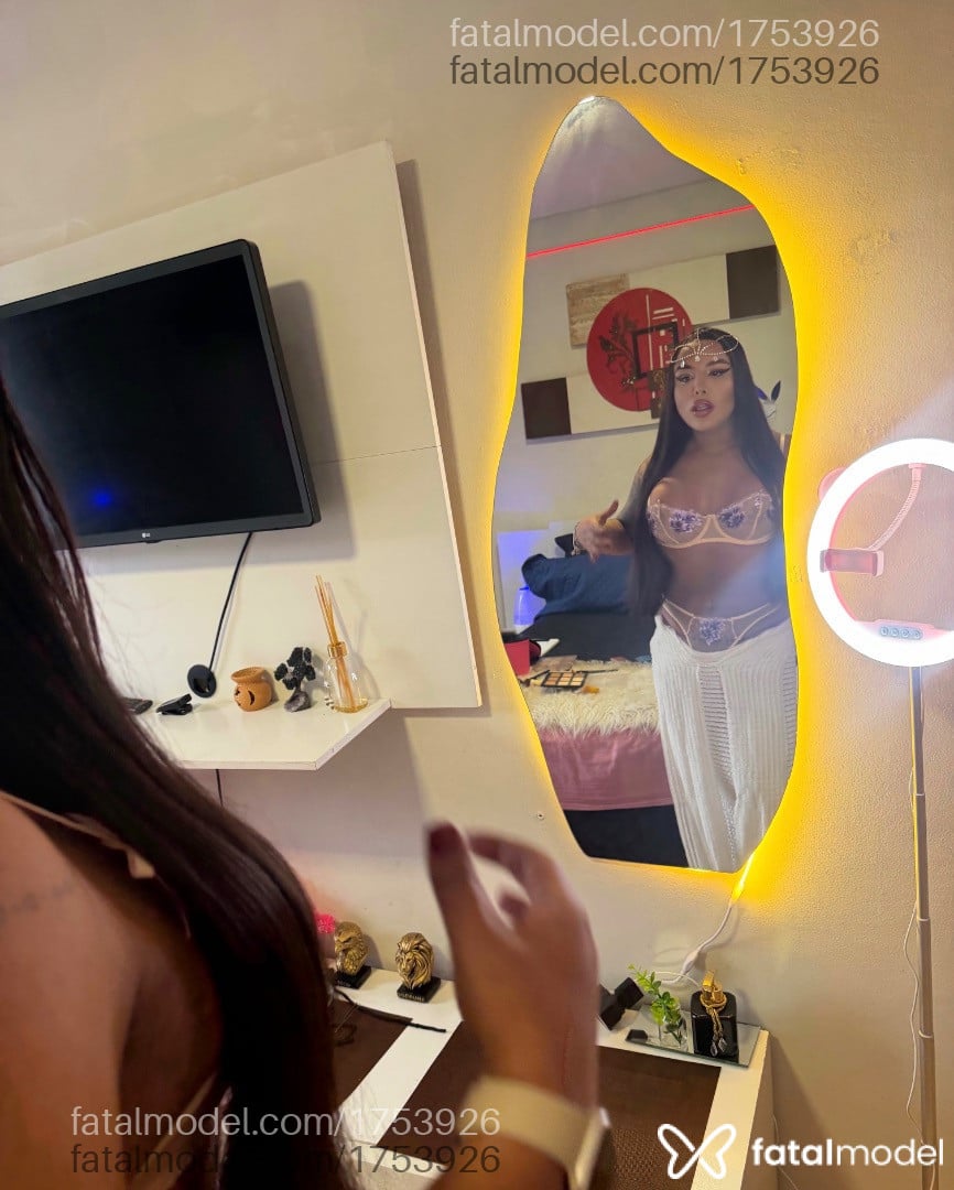 Acompanhante mulher trans morena (o) de olhos castanhos - Emily Suzuki