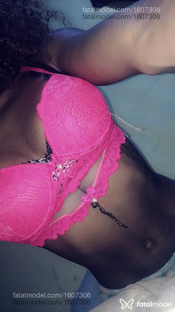 Acompanhante mulher trans loira (o) de olhos pretos - Olivia