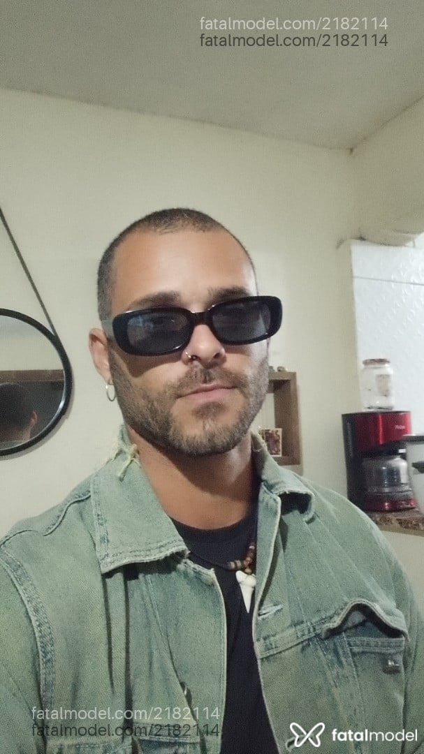 Acompanhante homem com cabelo castanho de olhos mel - Marquez Acompanhante homem com cabelo castanho de olhos mel - Marquez