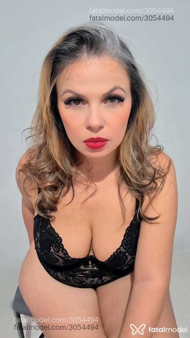 Acompanhante mulher com cabelo colorido de olhos mel - Monique Vallen