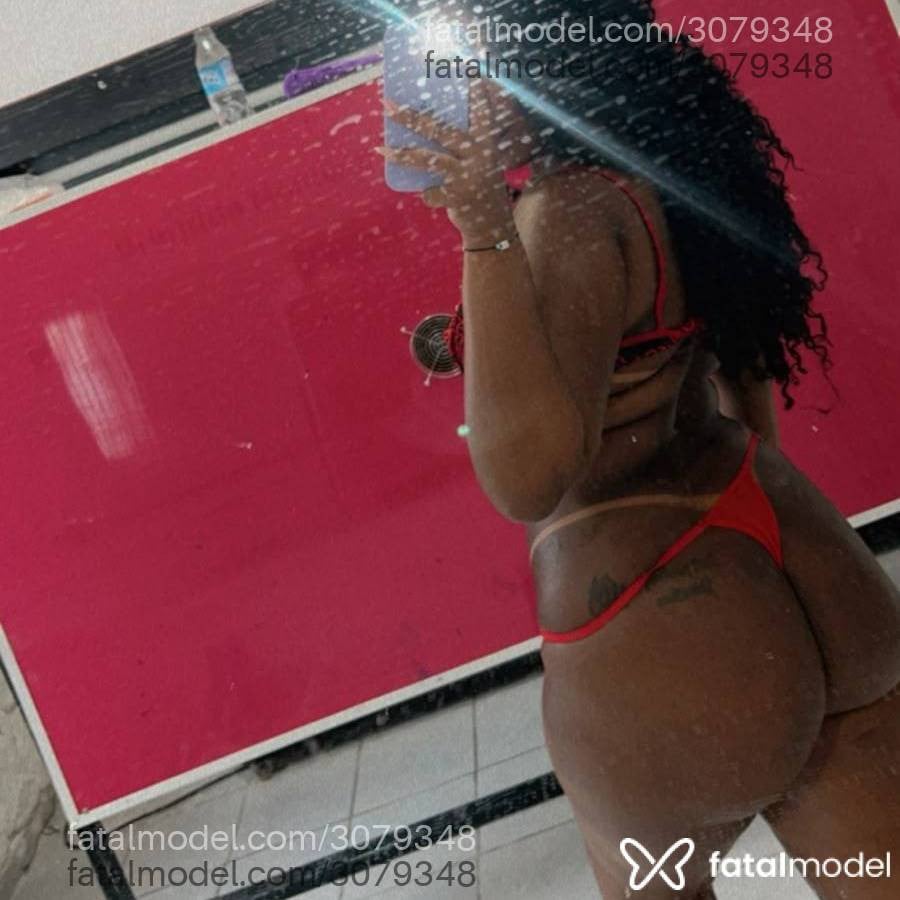 Acompanhante mulher com cabelo colorido de olhos castanhos - Luana
