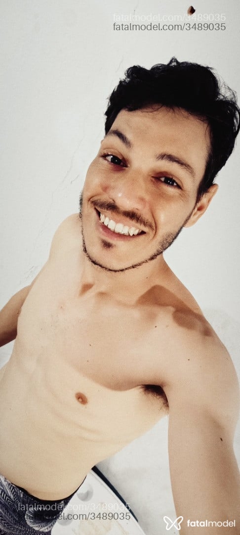 Acompanhante homem com cabelo castanho de olhos pretos - Rogiferraz