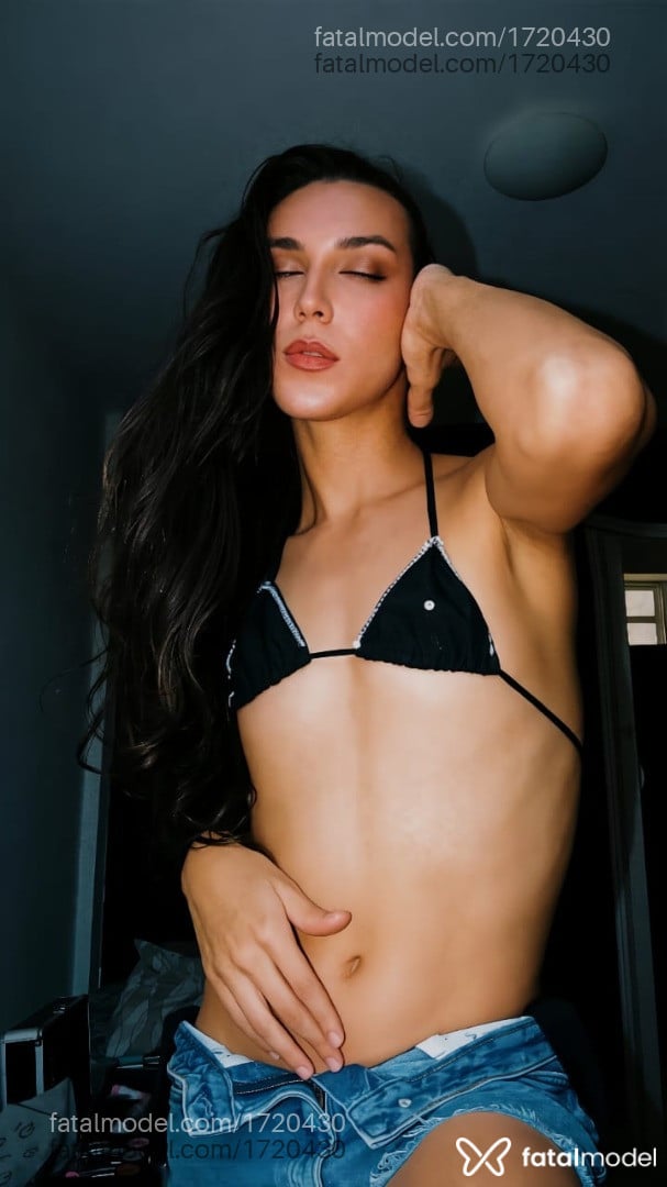 Acompanhante mulher trans morena (o) de olhos castanhos - Lua
