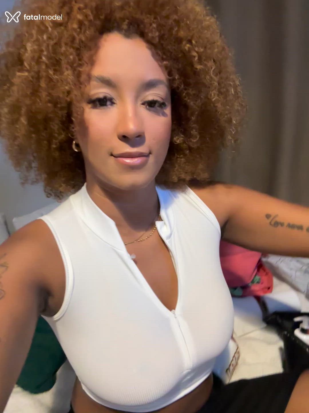 Acompanhante mulher com cabelo castanho de olhos castanhos - Aninha Ebony Acompanhante mulher com cabelo castanho de olhos castanhos - Aninha Ebony