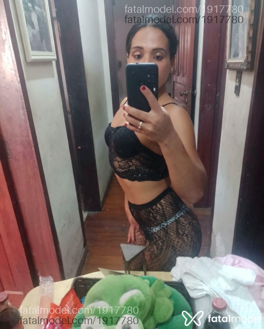Acompanhante mulher trans com cabelo castanho de olhos pretos - Ramona