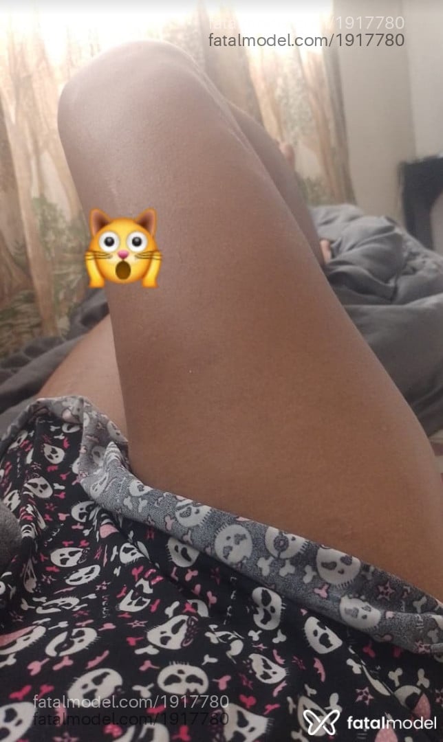 Acompanhante mulher trans com cabelo castanho de olhos pretos - Ramona