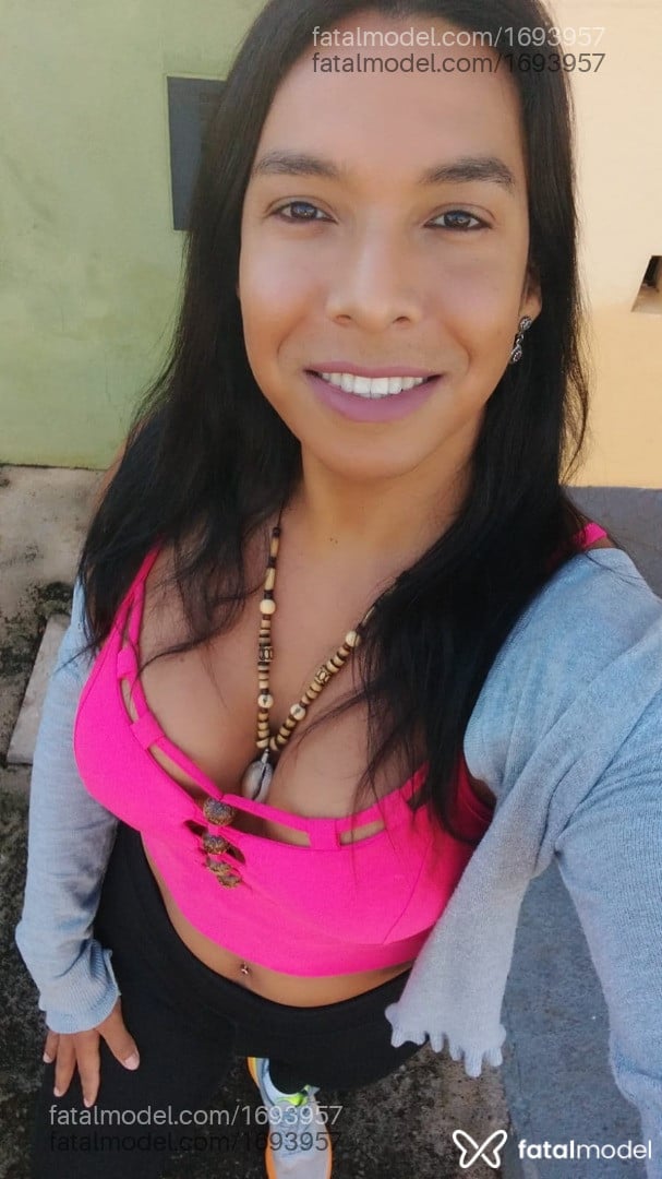 Acompanhante mulher trans com cabelo castanho de olhos castanhos - Valéria