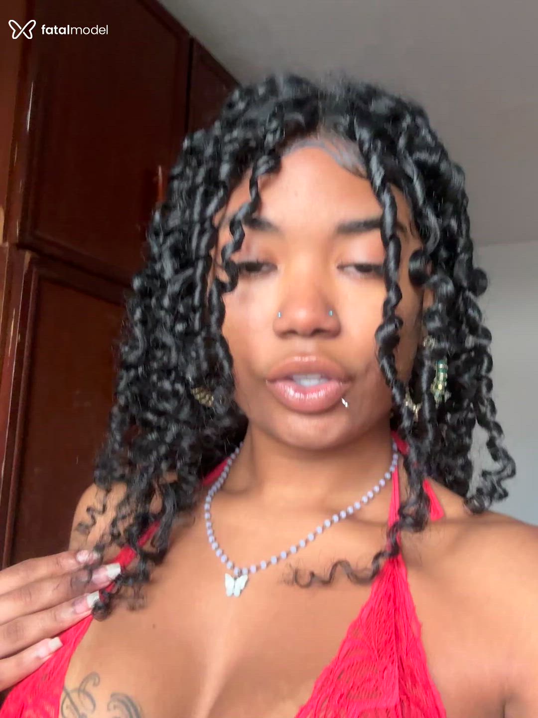 Acompanhante mulher morena (o) de olhos pretos - índiablack