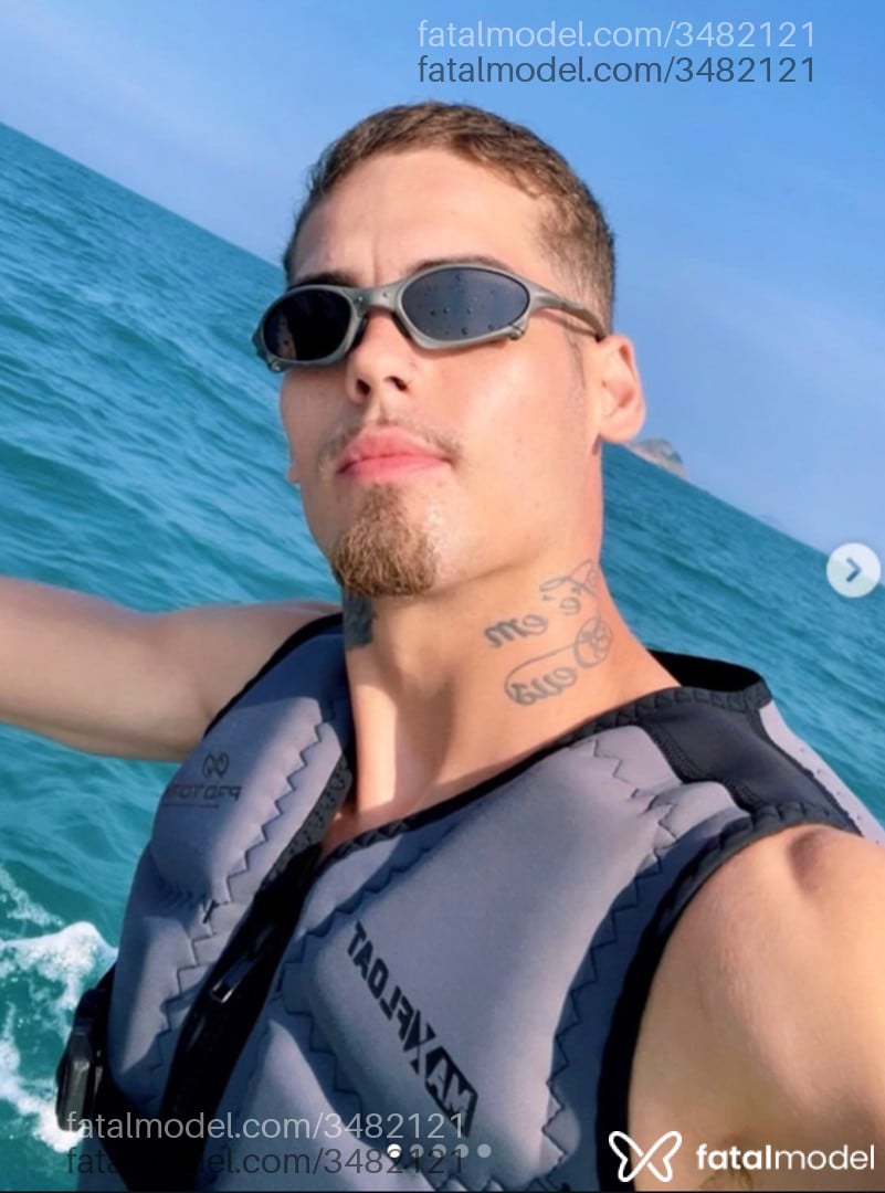 Acompanhante homem com cabelo castanho de olhos verdes - Raebe Jasco