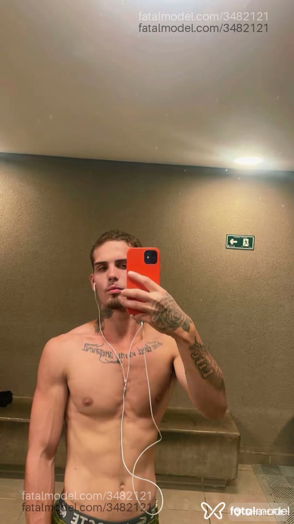 Acompanhante homem com cabelo castanho de olhos verdes - Raffael Jk
