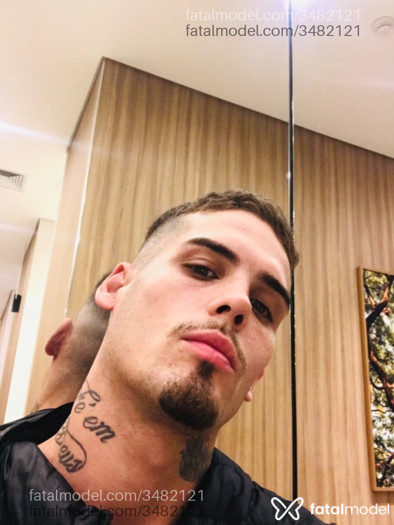 Acompanhante homem com cabelo castanho de olhos verdes - Raffael Jk