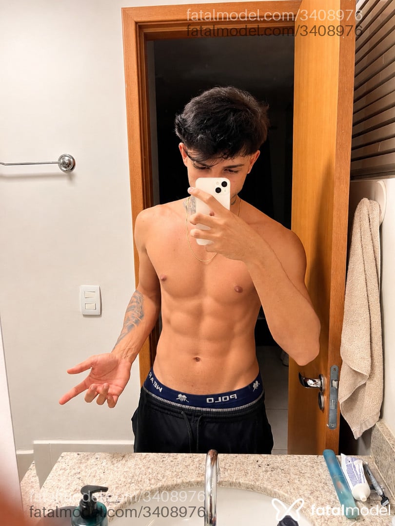 Acompanhante homem com cabelo castanho de olhos castanhos - Apollo