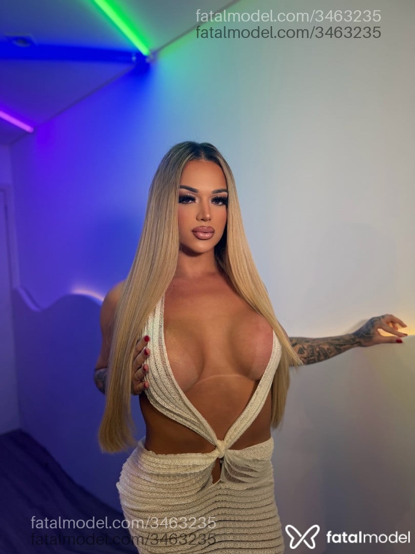 Acompanhante mulher trans loira (o) de olhos castanhos - Júlia