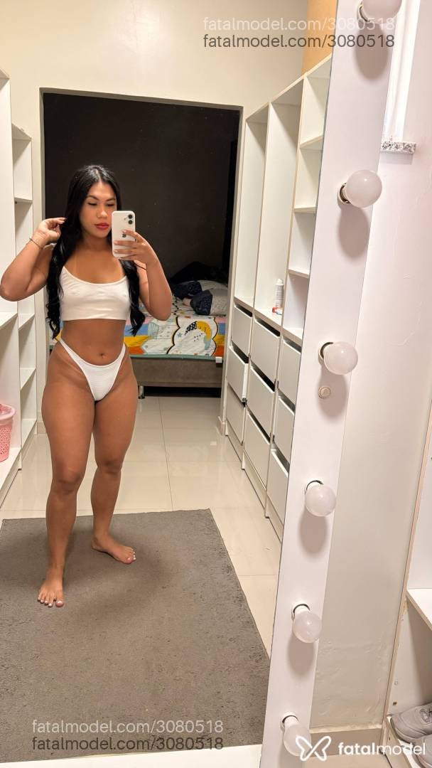 Acompanhante mulher morena (o) de olhos pretos - Lia Morena