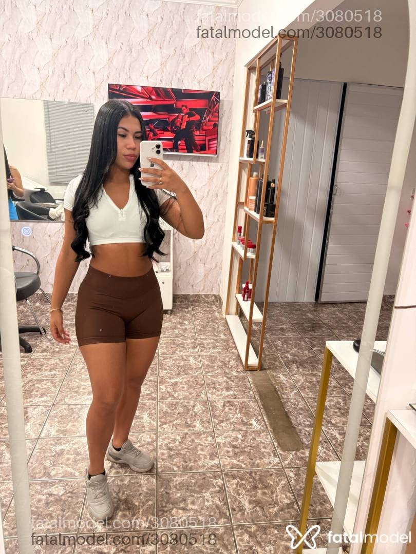Acompanhante mulher morena (o) de olhos pretos - Lia Morena