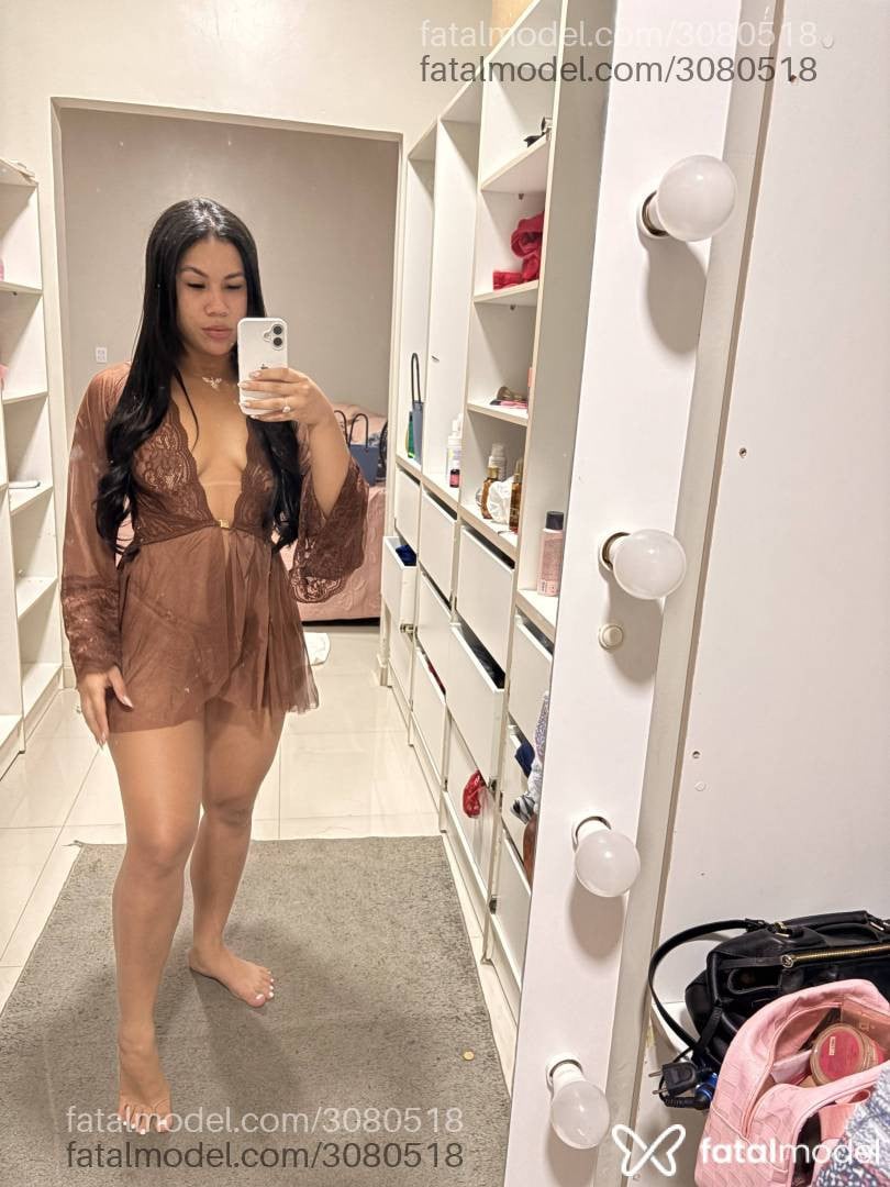 Acompanhante mulher morena (o) de olhos pretos - Lia Morena
