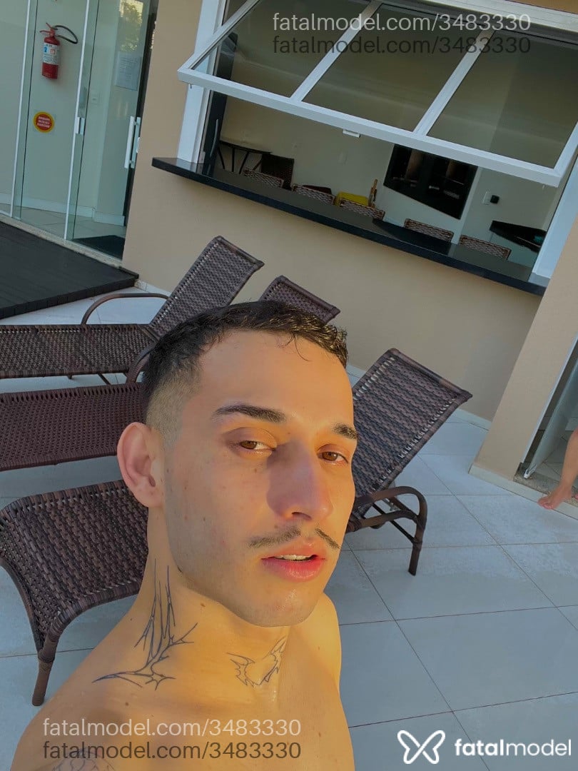Acompanhante homem com cabelo castanho de olhos castanhos - Mateus
