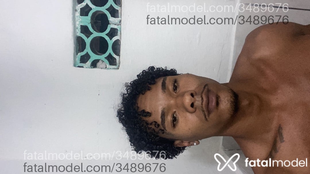 Acompanhante homem com cabelo castanho de olhos castanhos - Apollo