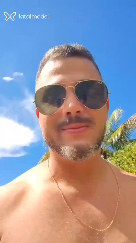 Acompanhante homem com cabelo grisalho de olhos pretos - Adriano
