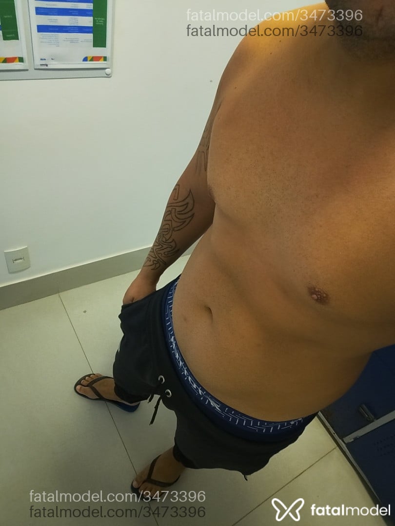 Acompanhante homem sem cabelo de olhos castanhos - Coringa