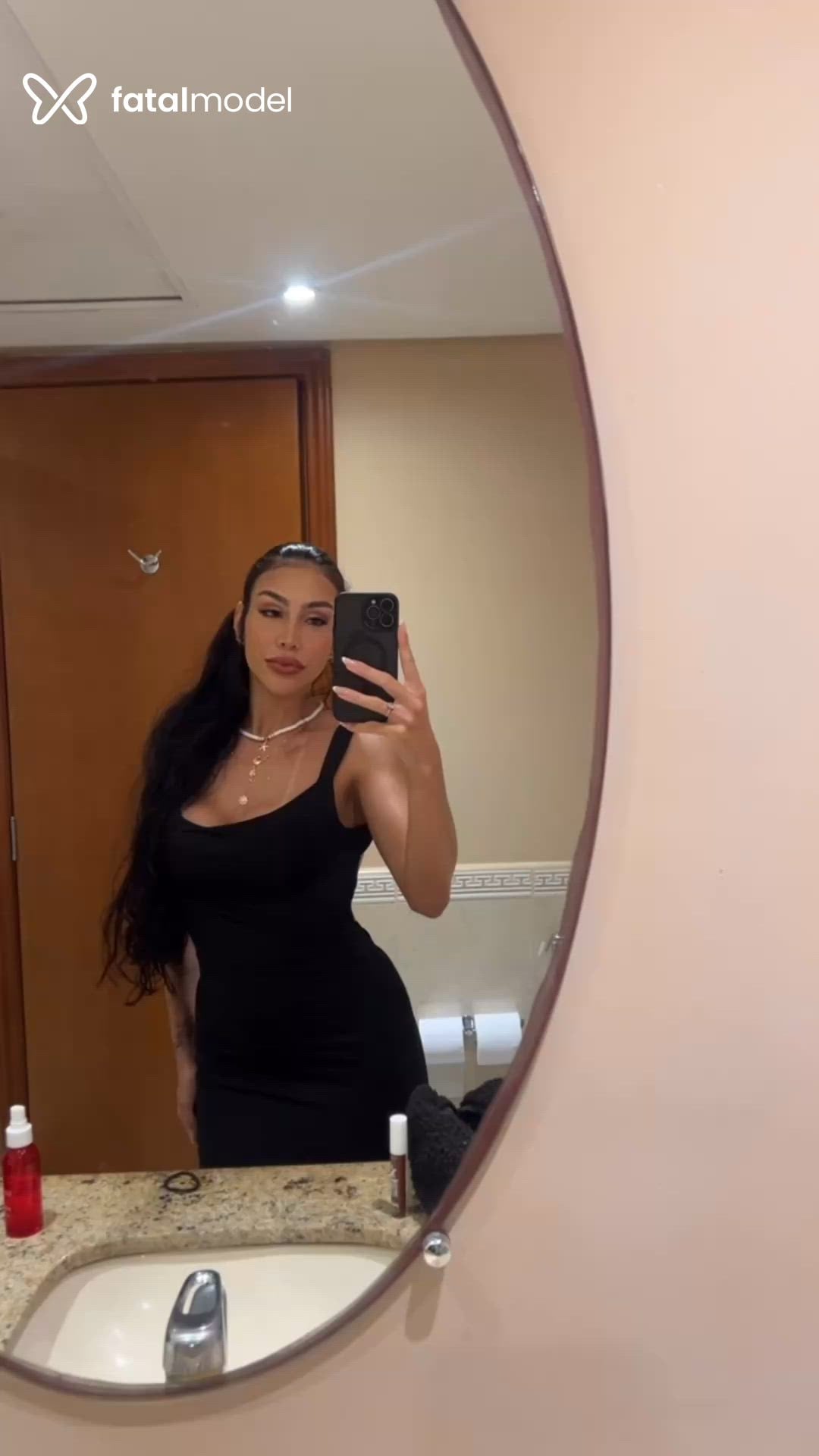 Acompanhante mulher morena (o) de olhos castanhos - Karen