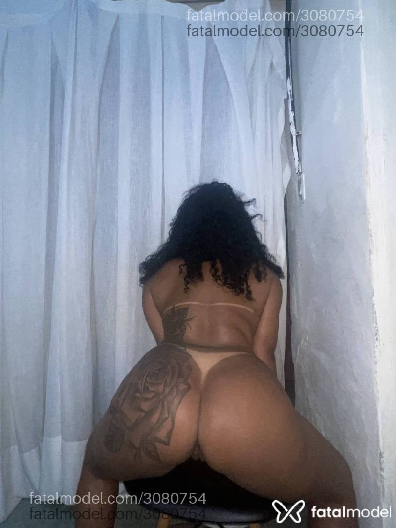 Acompanhante mulher morena (o) de olhos pretos - Thayna