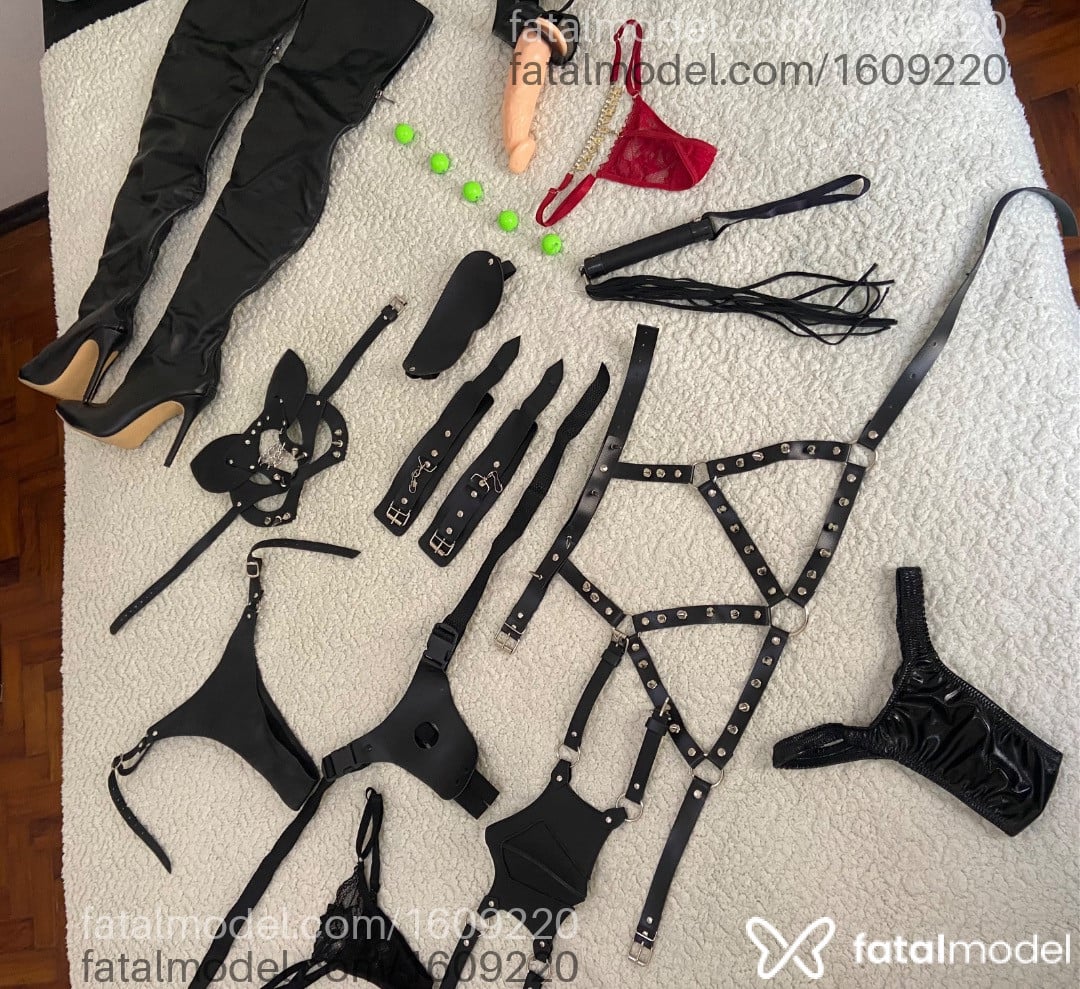 Acompanhante mulher trans com cabelo castanho de olhos castanhos - Lizzie Timm