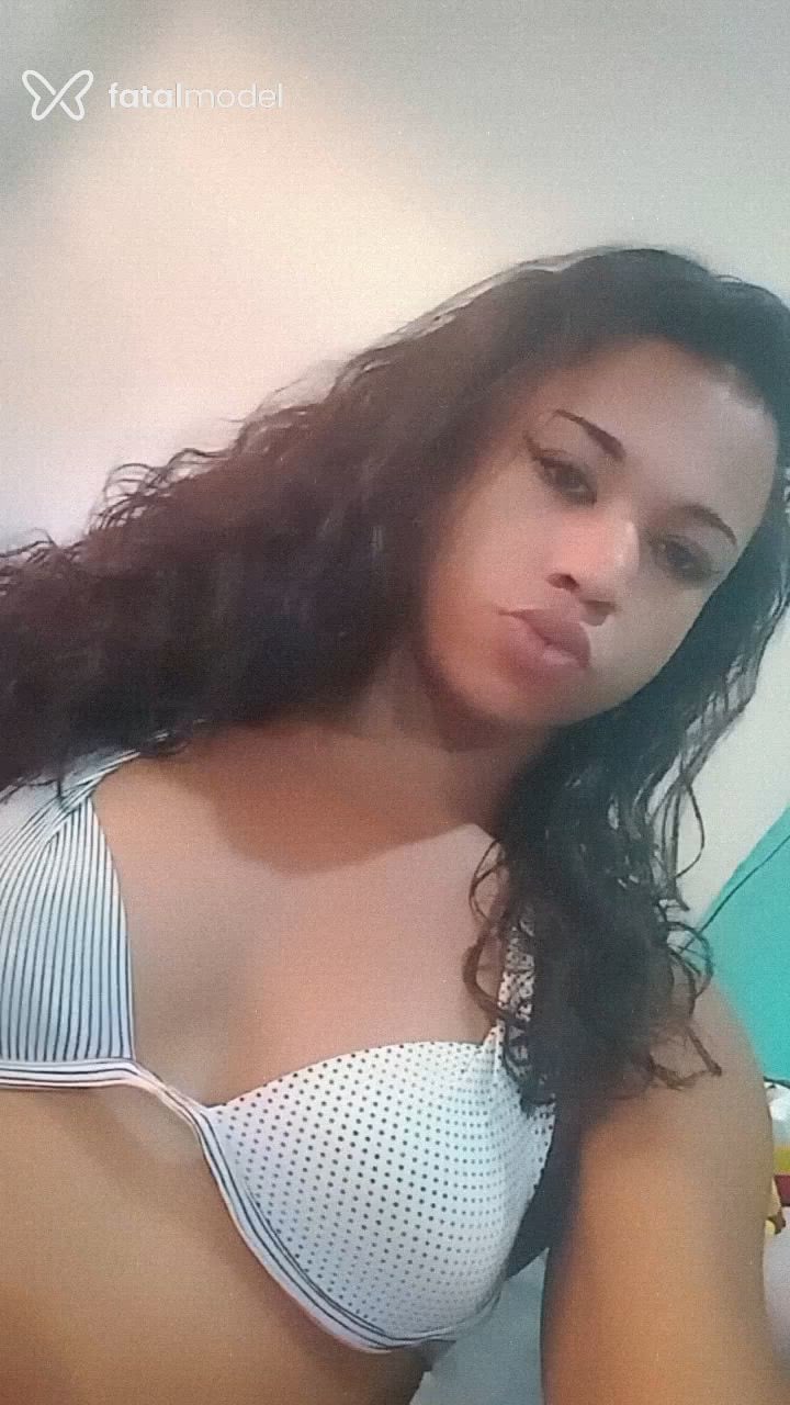 Acompanhante mulher trans com cabelo castanho de olhos castanhos - Alynne
