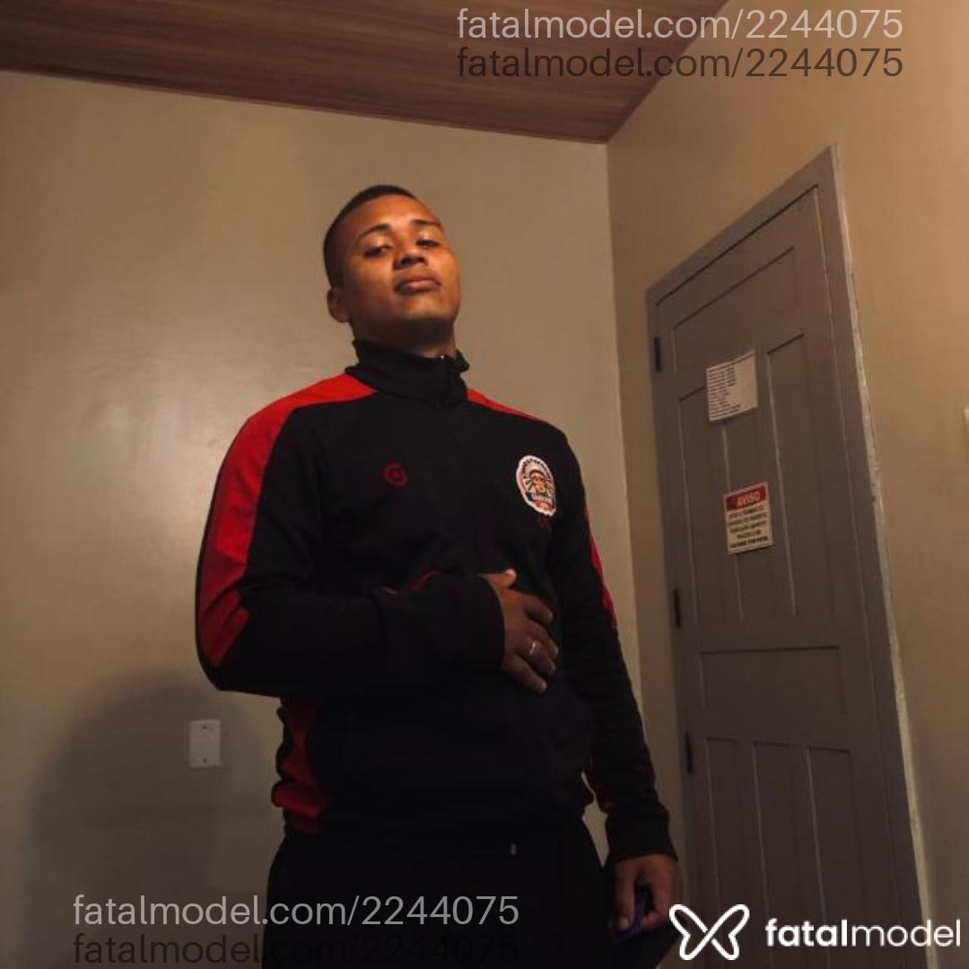 Acompanhante homem morena (o) de olhos castanhos - Miranda