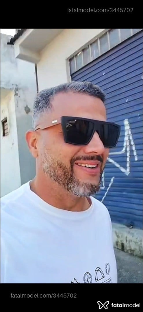 Acompanhante homem com cabelo grisalho de olhos pretos - Adriano