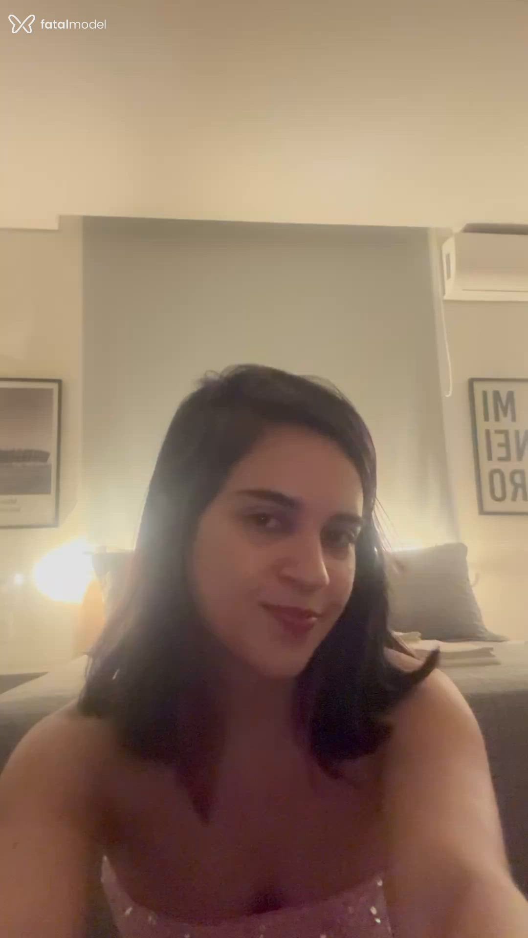 Acompanhante mulher com cabelo colorido de olhos mel - Stella Vitta
