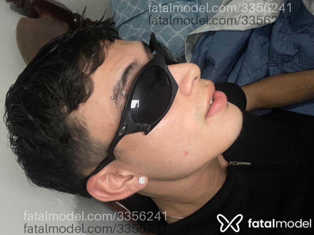 Acompanhante homem com cabelo castanho de olhos pretos - Juan Lopes